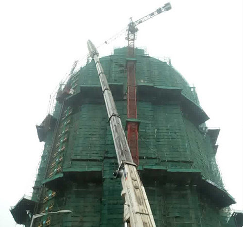 应城吊车在工地上作业